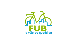 Logo FUB, le vélo au quotidien. Fub est écrit en lettre capitale, verte et "le vélo au quotidien" en bleu clair. A l'arrière plan, un gros vélo vert, avec le contour de bâtiments en bleu, prenant le bas du vélo.