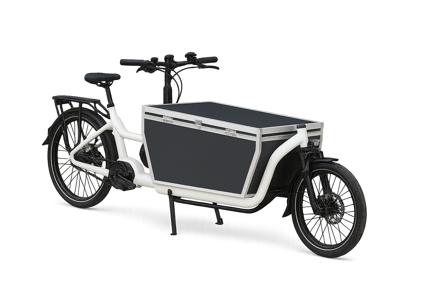 Photo de trois quarts d'un vélo cargo biporteur noir et blanc avec un coffre à l'avant.