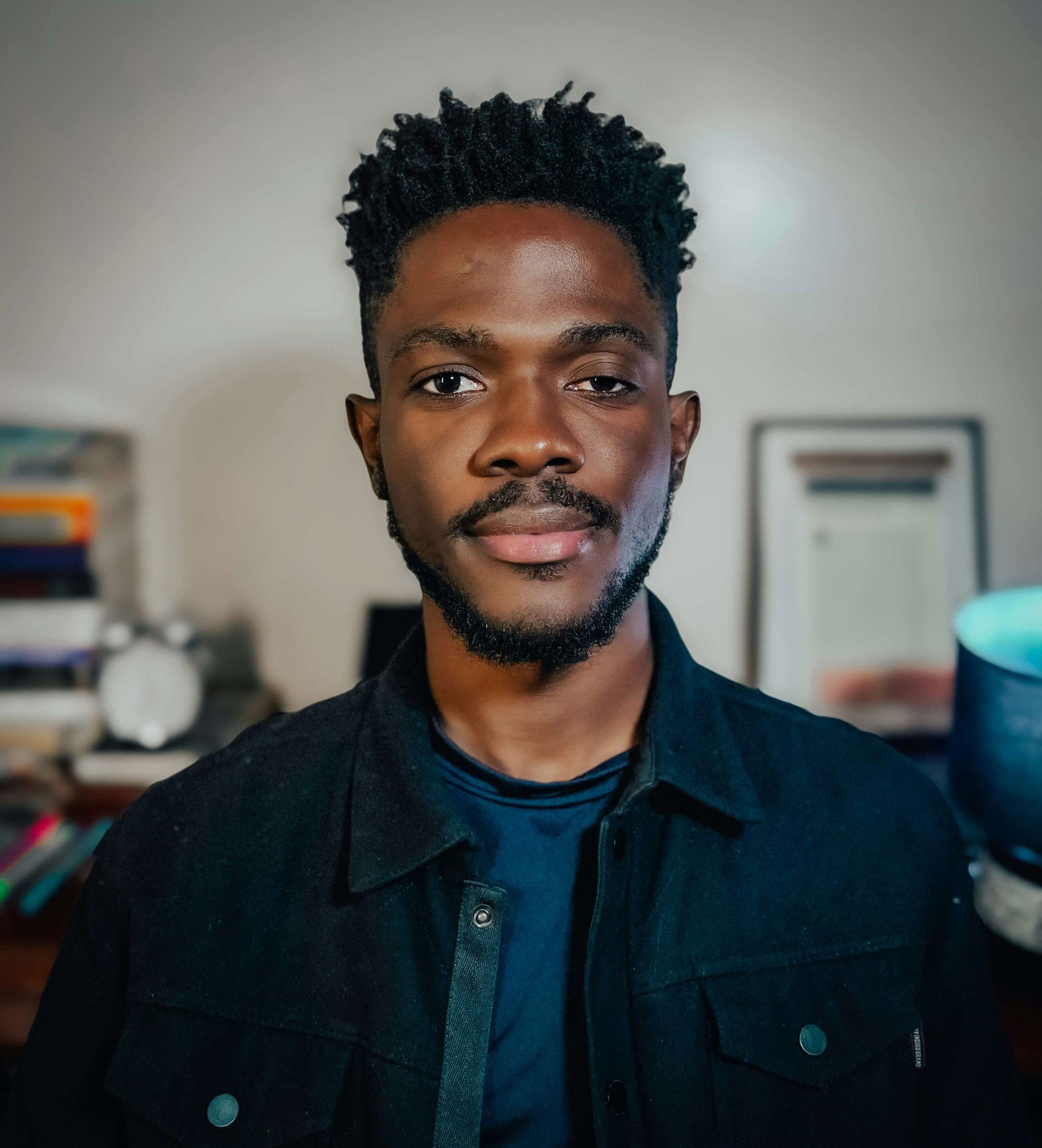 Photo d'un client de Yurcycle, un homme avec un t-shirt bleu foncé et une sur-chemise bleu foncé.